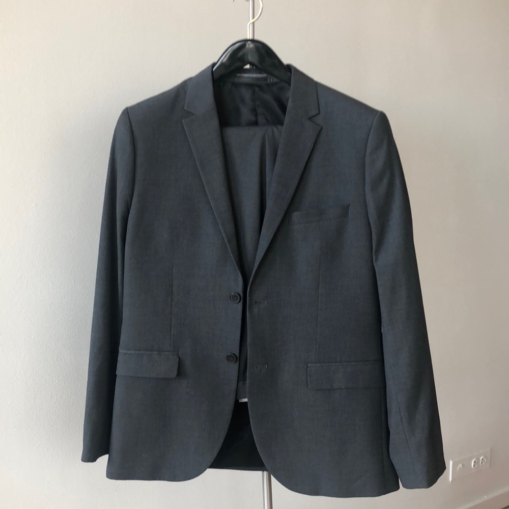 H&M mens gray suit. Classic style